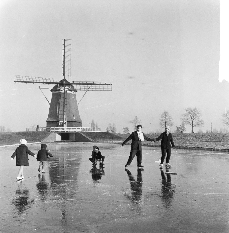 Man, vrouw en kinderen op het ijs bij molen, Bestanddeelnr 913-3400