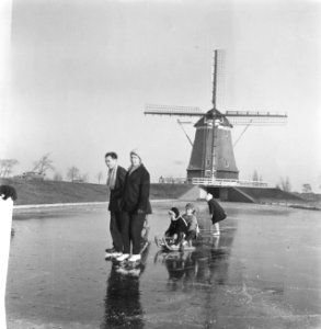 Man, vrouw en kinderen op het ijs bij molen, Bestanddeelnr 913-3402
