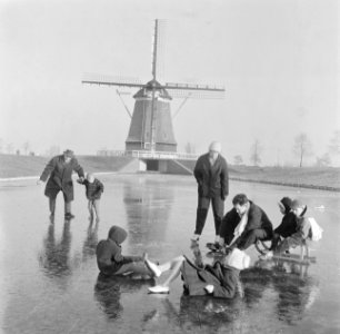 Man, vrouw en kinderen op het ijs bij molen, Bestanddeelnr 913-3399