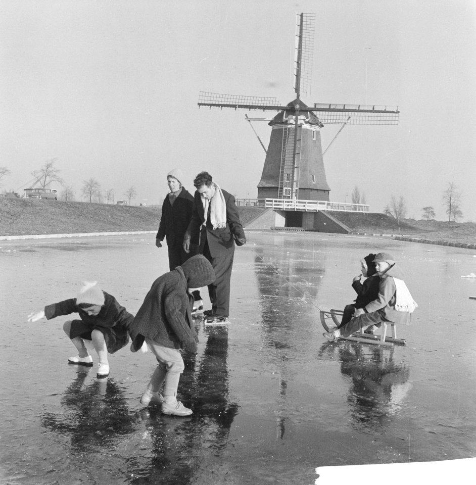 Man, vrouw en kinderen op het ijs bij molen, Bestanddeelnr 913-3401
