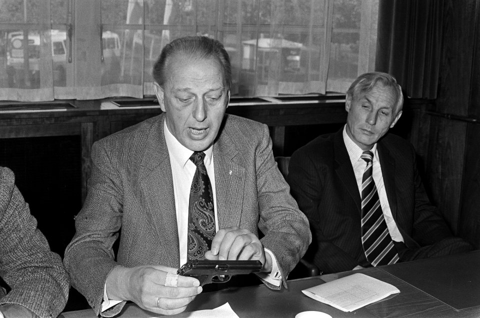 Man bedreigt rechercheurs op HB in Amsterdam H. C. Sanders (rechts) en H. I. To, Bestanddeelnr 928-2518