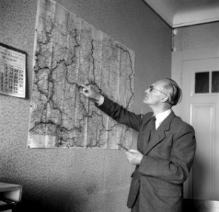 Man bij een landkaart, Bestanddeelnr 254-2229