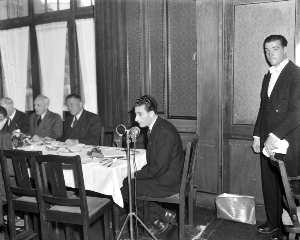 Man bij microfoon, Bestanddeelnr 901-8273