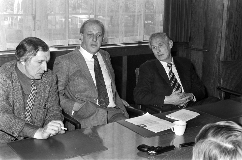 Man bedreigt rechercheurs op HB in Amsterdam Sanders (rechts) en Toorenaar (mid, Bestanddeelnr 928-2520
