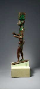 Man carrying a box, possibly for offerings ca. 2900–2600 BCE Sumer (side view)