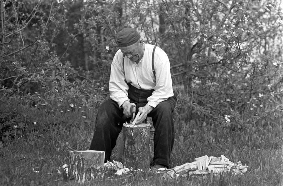 Man bezig met hakken van hout, Bestanddeelnr 920-4744