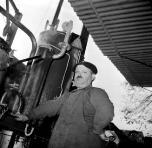Man bij de distilleerketel, Bestanddeelnr 252-9483
