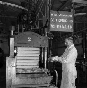 Man bij machine, Bestanddeelnr 901-4040