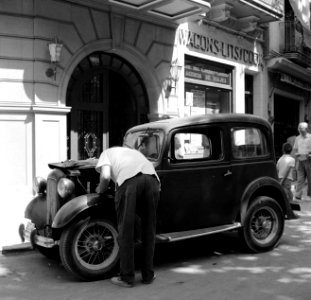 Man buigt zich over een oldtimer, Bestanddeelnr 254-0737