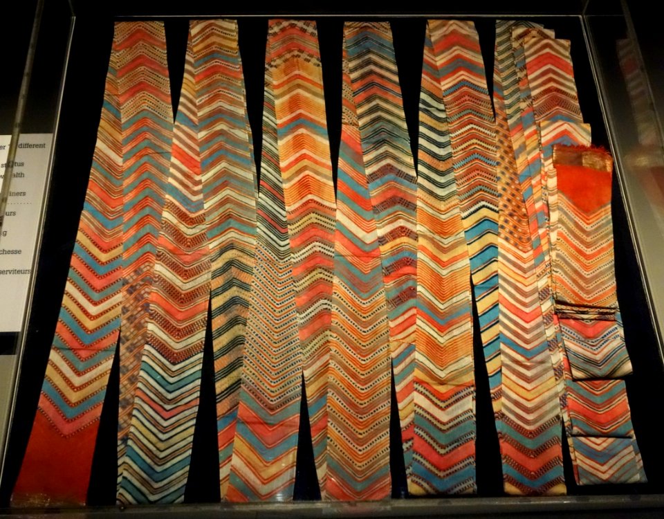 Man's 'wave' turban (laharia), India, Rajasthan, 19th century, cotton, coil-resist-dyed, metallic thread - Royal Ontario Museum - DSC04475