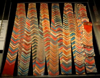 Man's 'wave' turban (laharia), India, Rajasthan, 19th century, cotton, coil-resist-dyed, metallic thread - Royal Ontario Museum - DSC04475
