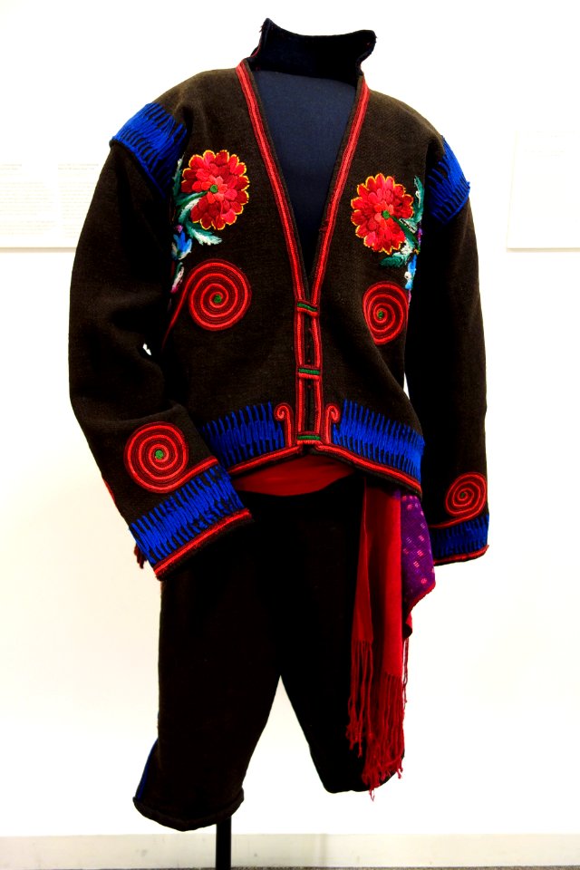 Man's ceremonial attire, K'iche' Maya, Chichicastenango, mid 20th century (sash early 20th century), wool, cotton, silk - Textile Museum of Canada - DSC01098