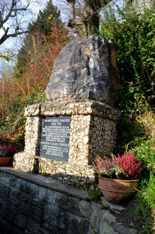 Mammolshain, Gefallenendenkmal unter der Kirche