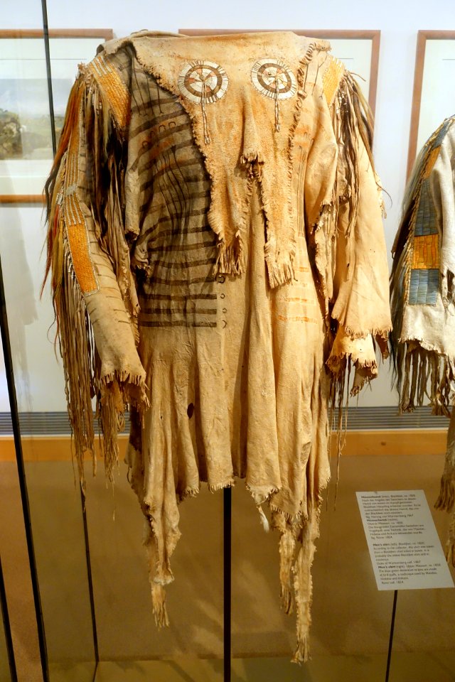 Man's shirt, Blackfoot, c. 1820 - Ethnological Museum, Berlin - DSC01096