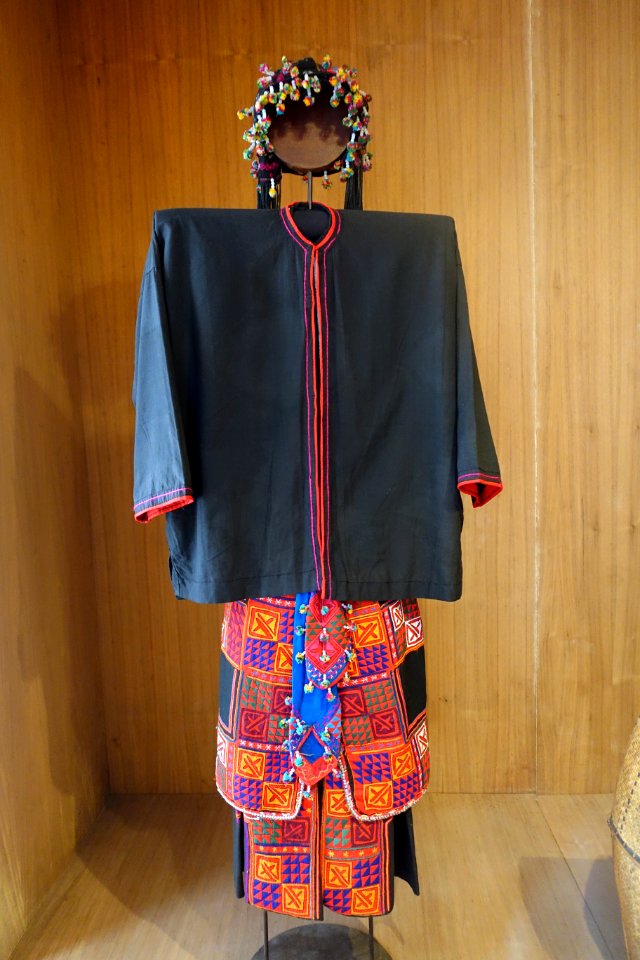 Man's costume, Lo Lo - Vietnam Museum of Ethnology - Hanoi, Vietnam - DSC03079