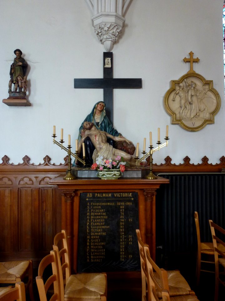 Mametz (Pas-de-Calais, Fr), église Saint-Honoré de Crecques, pietà, monument aux morts paroissial