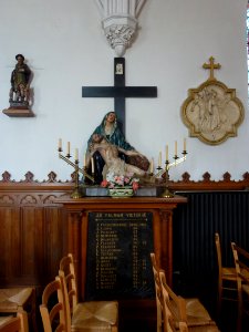 Mametz (Pas-de-Calais, Fr), église Saint-Honoré de Crecques, pietà, monument aux morts paroissial