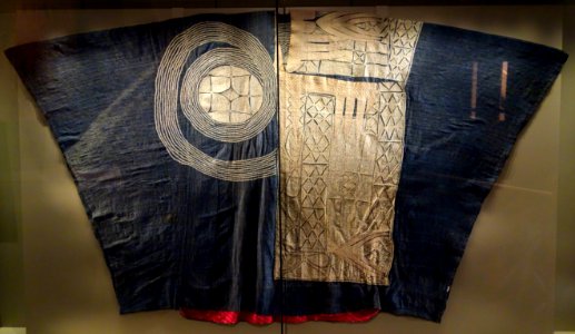 Man's embroidered robe, Nigeria, 1900-1925, cotton, silk, embroidery - Royal Ontario Museum - DSC04451