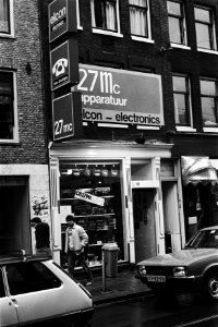 Man met 27 MC zend ontvanger nr 16 , 17 winkel voor 27 MC zend ontvangers , , Bestanddeelnr 930-6614