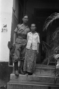 Man met bril in KNIL uniform met oudere vrouw (zijn moeder), Bestanddeelnr 359-1-4