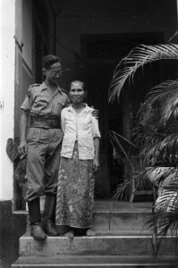 Man met bril in KNIL uniform met oudere vrouw (zijn moeder), Bestanddeelnr 359-1-5
