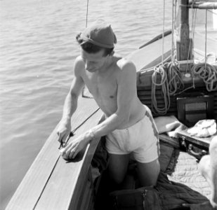 Man opent blik op rand van zeilboot, Bestanddeelnr 254-2434