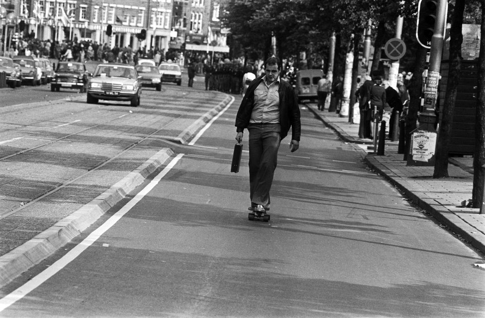 Man op roll-skate plankje naar kantoor op Rokin Amsterdam, Bestanddeelnr 929-3481