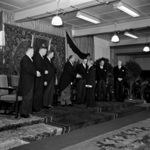 Man schudt hand van fabrieksdirecteur Jan van Abbe tijdens receptie rechts van , Bestanddeelnr 255-8555