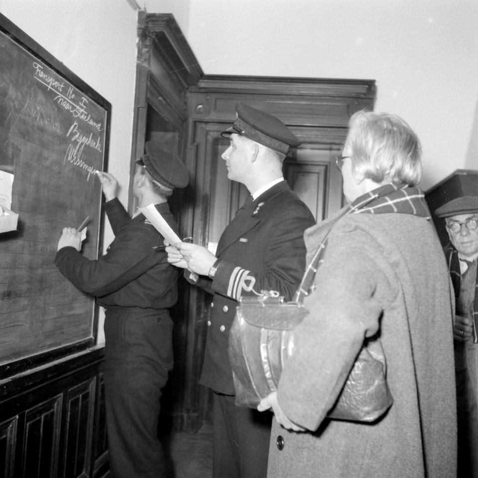 Man schrijft Vlissingen op schoolbord onder het hoofd Transport nr I naar Zeel, Bestanddeelnr 255-9491