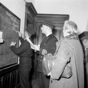 Man schrijft Vlissingen op schoolbord onder het hoofd Transport nr I naar Zeel, Bestanddeelnr 255-9491