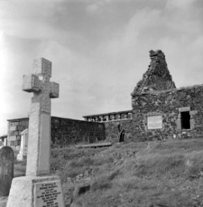 Man op het kerkhof van Dunvegan Castle, een veertiende eeuws kasteel op Skye dat, Bestanddeelnr 252-0169