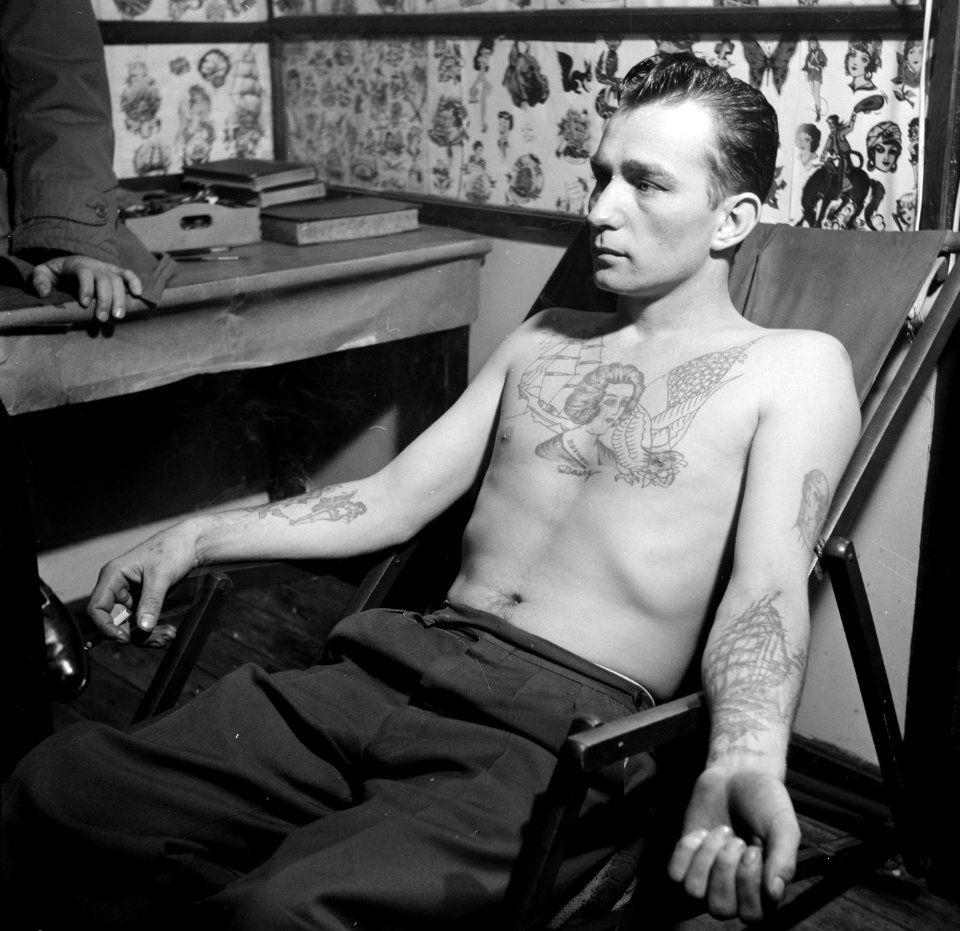 Man poseert met tatoeages gezet door tatoeëerder Jack, Bestanddeelnr 252-9247