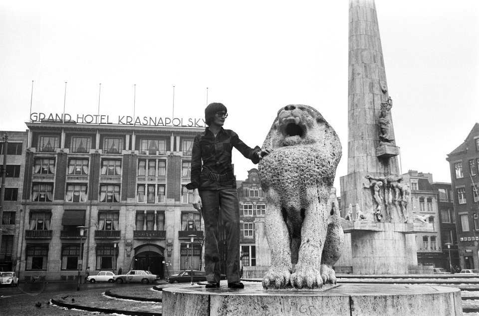 Man showt herenmode bij het Nationaal Monument op de Dam in Amsterdam, Bestanddeelnr 924-3377