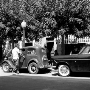 Man opent de deur van een oldtimer, Bestanddeelnr 254-0742