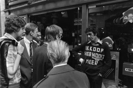 Man protesteert bij winkel in Amsterdam in verband met miskoop met tekst op T-sh, Bestanddeelnr 929-2786
