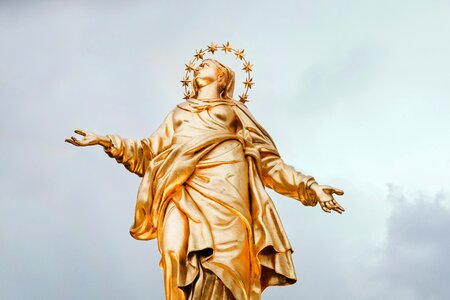 Figure gold monument