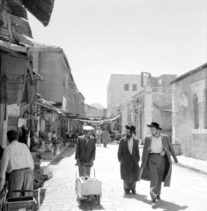 Man met kar al lopend door de straten van Mea Shearim, Bestanddeelnr 255-2473