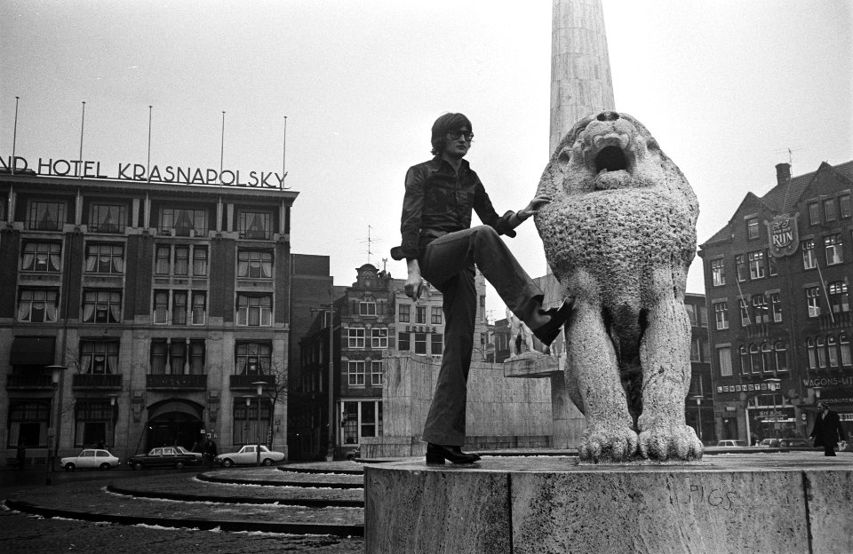 Man showt herenmode bij het Nationaal Monument op de Dam in Amsterdam, Bestanddeelnr 924-3378