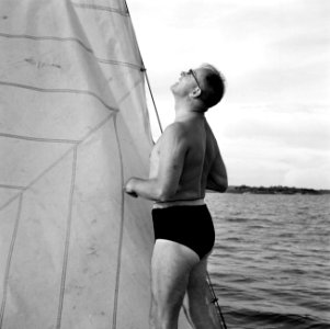 Man op een zeilboot, Bestanddeelnr 252-3170