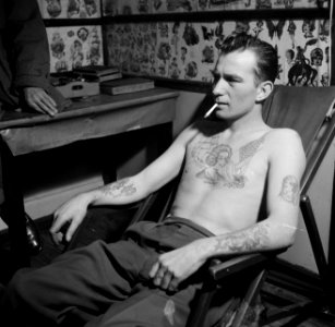 Man poseert met tatoeages gezet door tatoeëerder Jack, Bestanddeelnr 252-9246