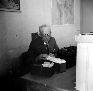 Man met een kaartenbak, Bestanddeelnr 254-2230