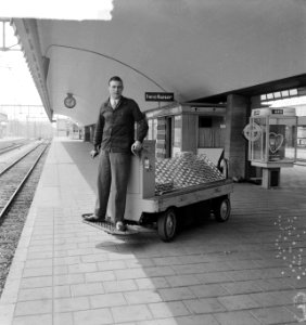 Man op kar in Rotterdam CS, Bestanddeelnr 912-5615