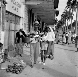 Man met eenden in de Jodenbreestraat in Paramaribo, Bestanddeelnr 252-4974