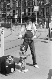 Man met marionet op Stationsplein in Amsterdam, Bestanddeelnr 933-6693 photo