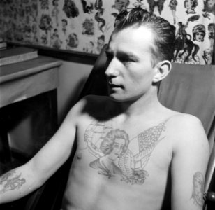 Man poseert met tatoeages gezet door tatoeëerder Jack, Bestanddeelnr 252-9245