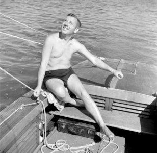 Man in zwembroek zittend aan het roer, Bestanddeelnr 254-2431