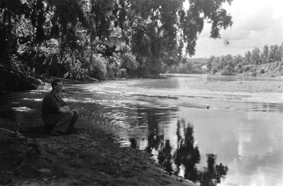 Man kijkt uit over een tropisch rivierlandschap, Bestanddeelnr 430-1-2