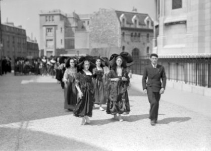 Man met een groep dames in klederdracht, Bestanddeelnr 254-2688