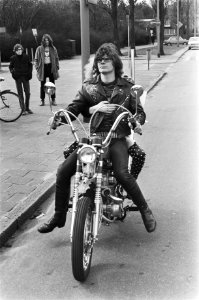 Man op motor met vrouw achterop, Bestanddeelnr 924-3696