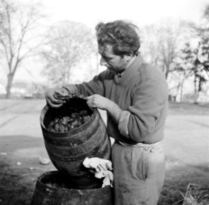 Man met een vat met kolen, Bestanddeelnr 252-9478